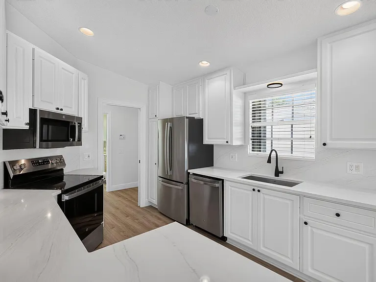 3546 SE Glacier Ter — Photo 18