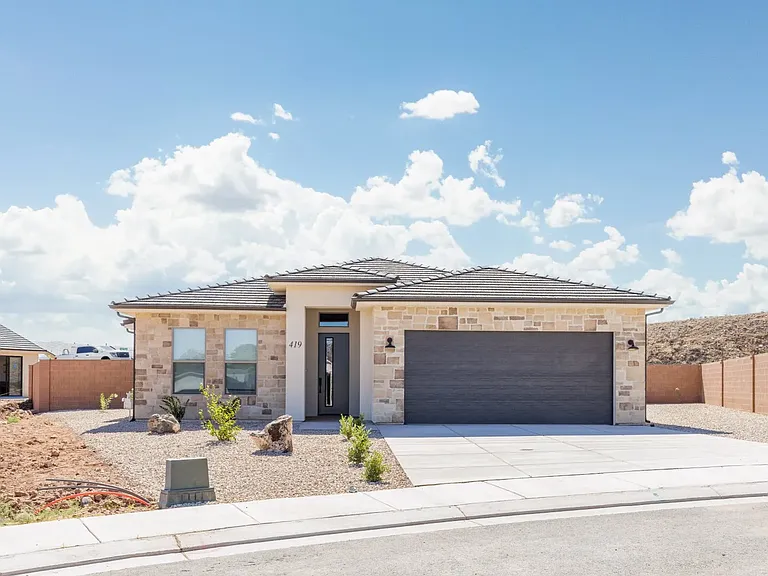 419 S 2250 W — Photo 2