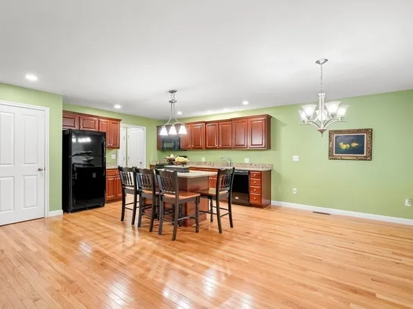 37 Russell Farm Dr, Methuen, MA 01844