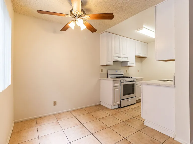 10845 Camarillo St — Photo 22