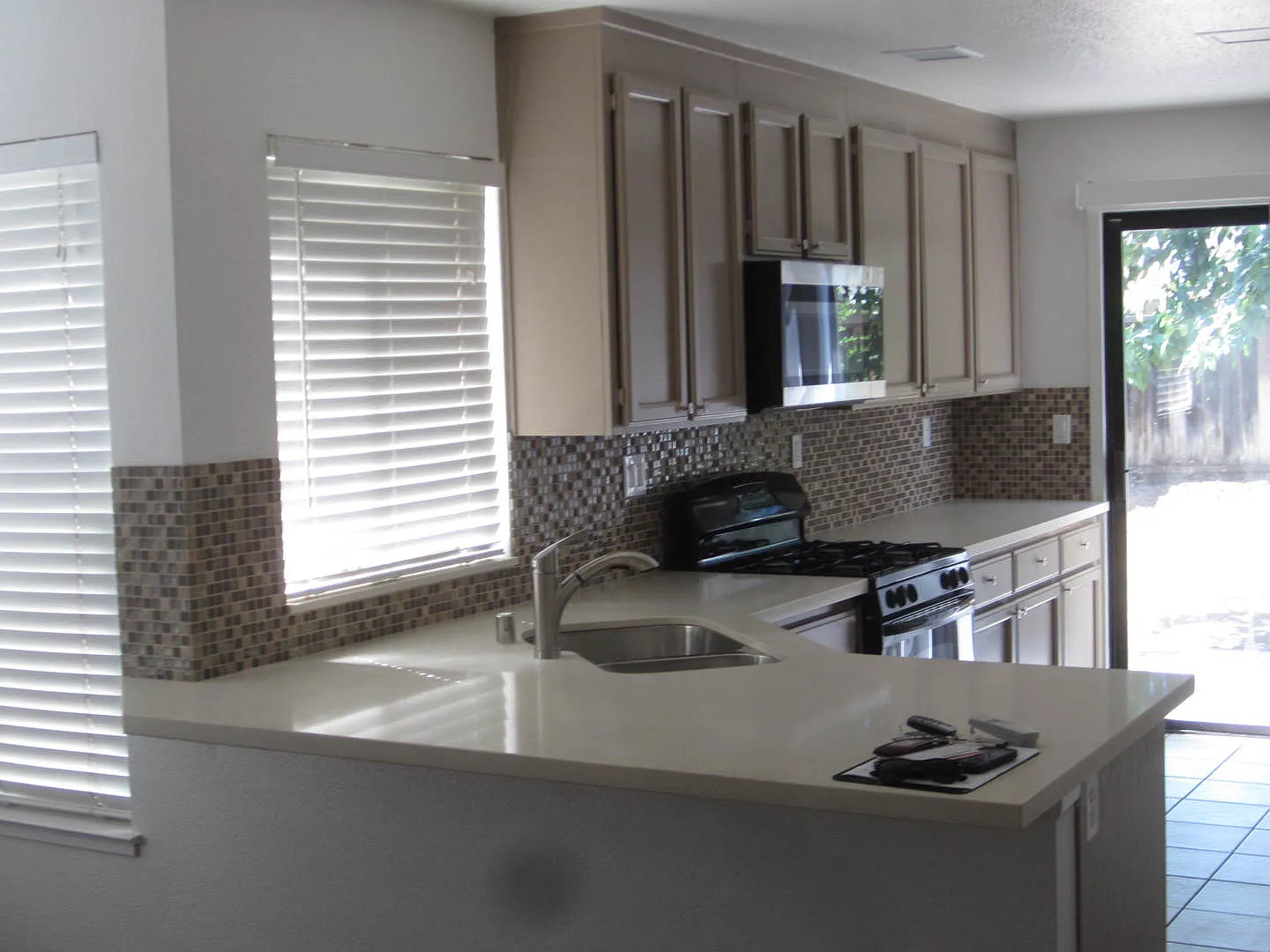 Beautiful 4 Bedroom 3 Bathroom Brentwood Home — Photo 4