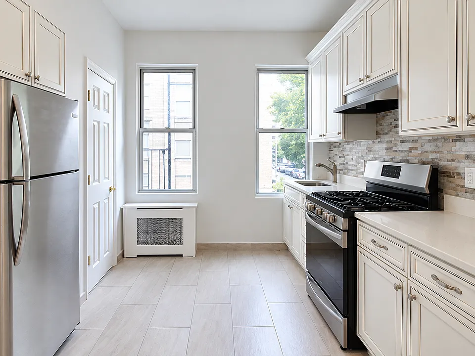 718 Lorimer St #2R