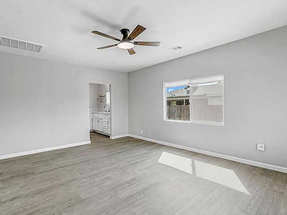 4th image of 914 Clinton St