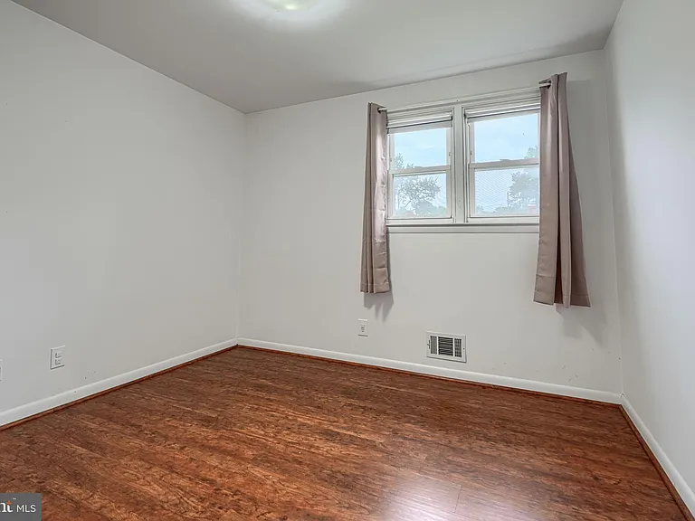 112 Springside Dr — Photo 16
