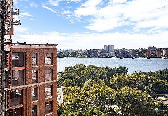 3rd image of 555 W 23rd St APT S12l