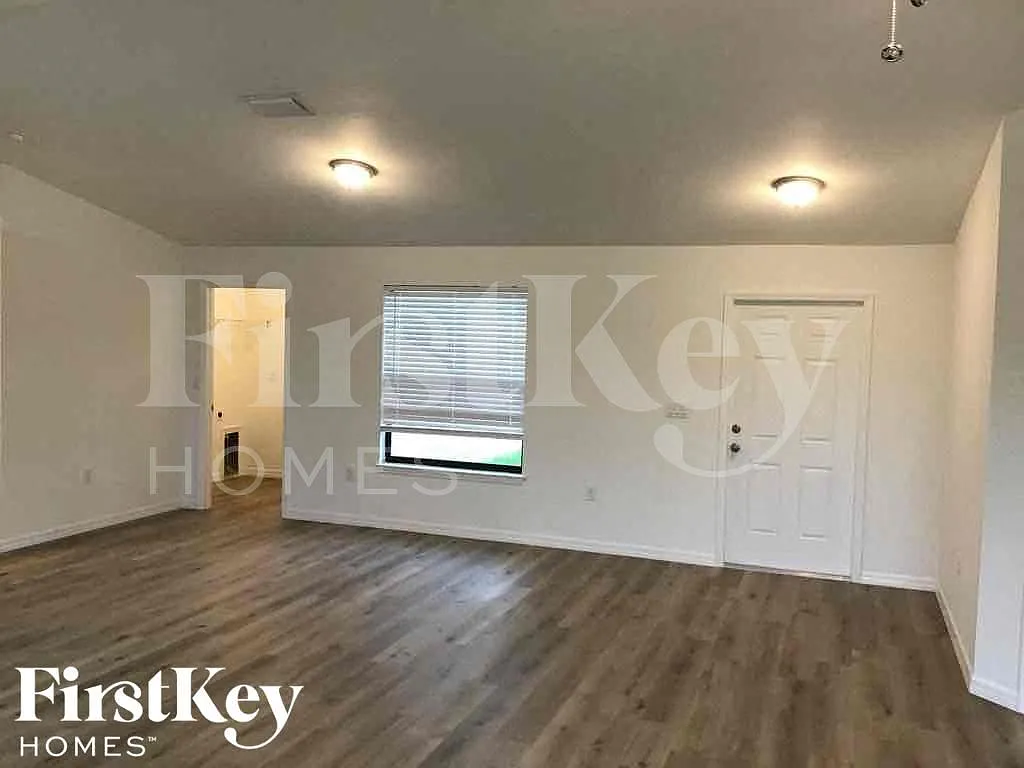 4 bed, 2.0 bath, 1565 sqft, $2,300 — Photo 2