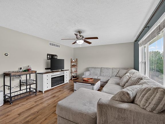 5th image of 16027 Whippoorwill Ct