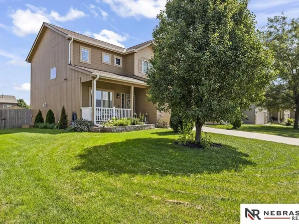 8609 S 69th St, Papillion, NE 68133