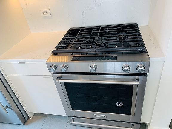 4th image of 520 W 43rd St APT 25A