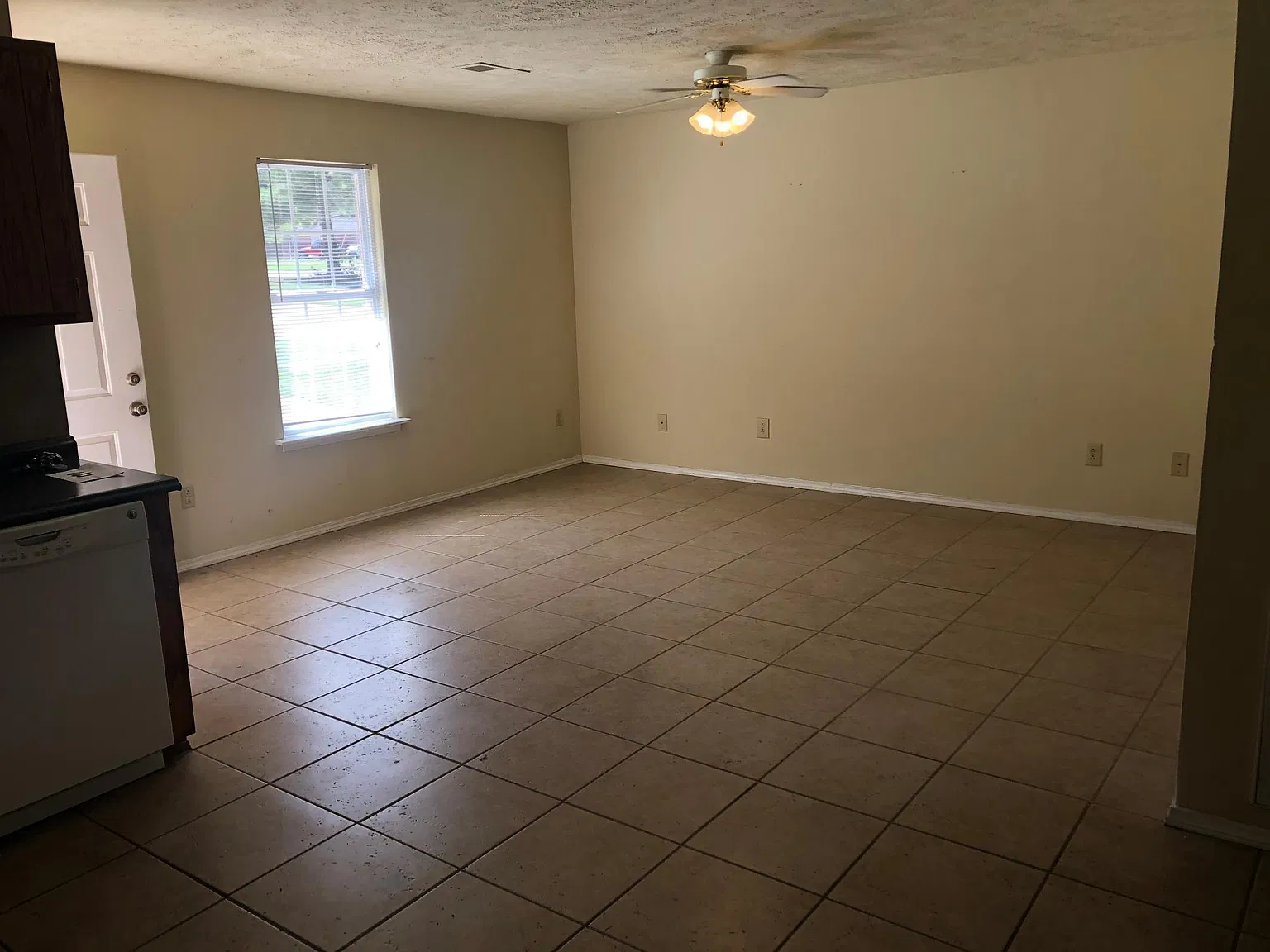 186 Caleb Dr — Photo 2