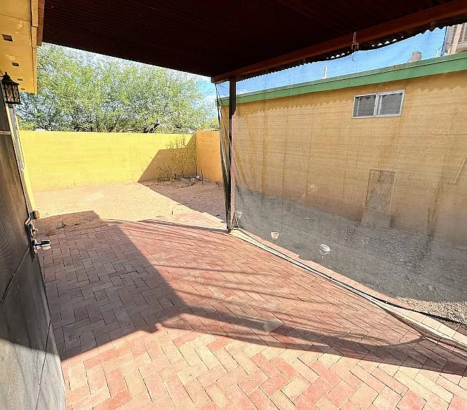 437 E Delano St — Photo 20