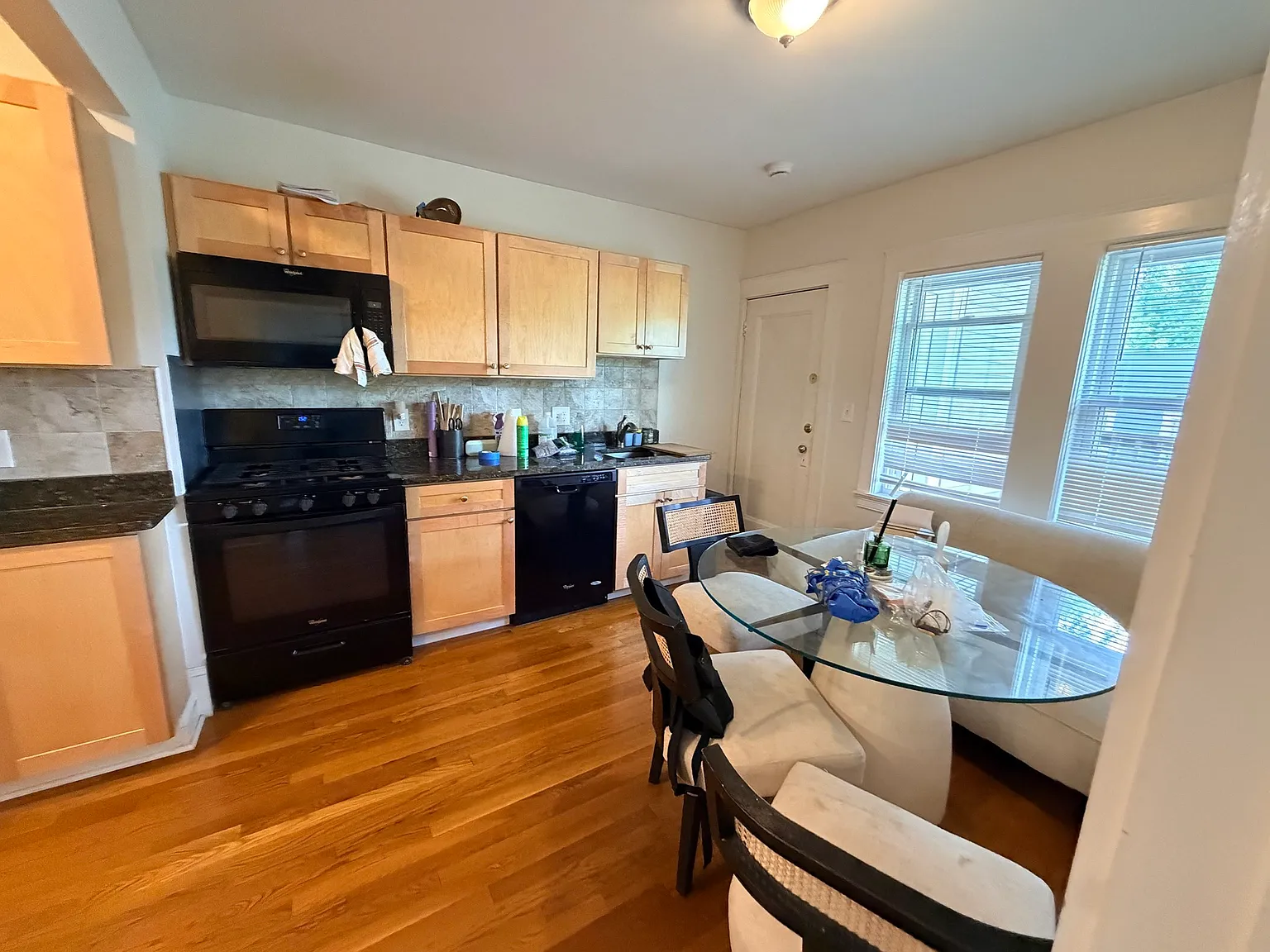 2 bed, 1.0 bath, 9999 sqft, $2,300 — Photo 2