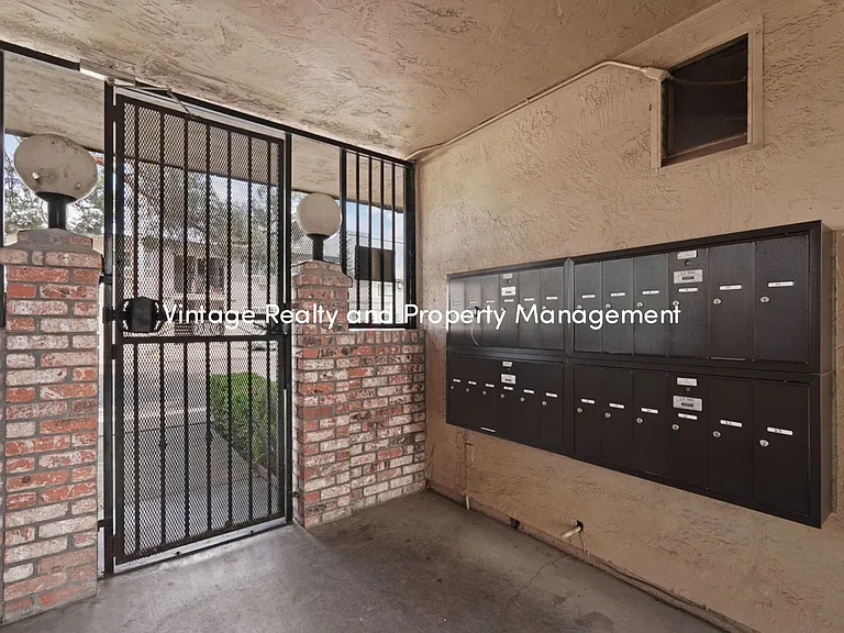 110 E Grove St — Photo 22