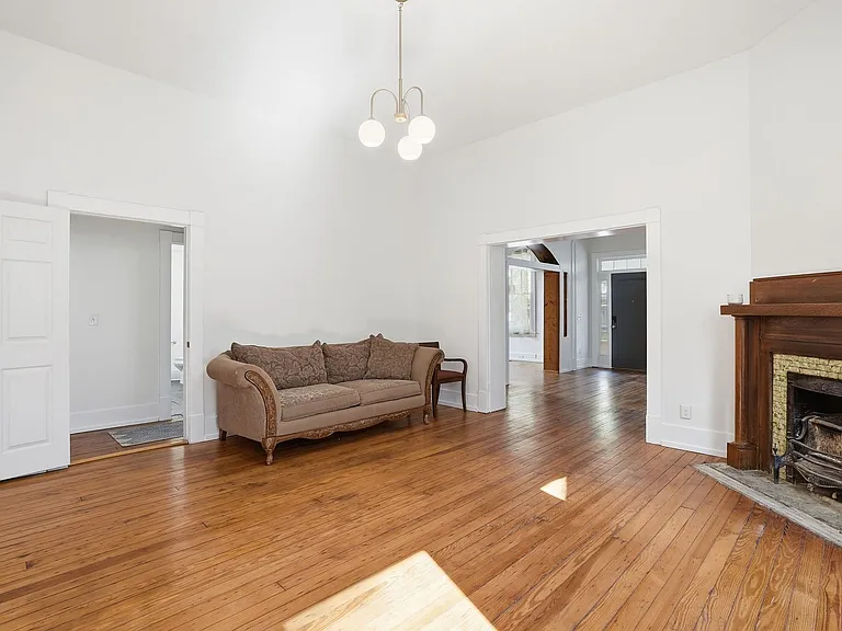 809 E Henry St — Photo 10