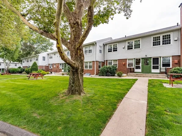 80 Brush Hill Ave APT 16, West Springfield, MA 01089