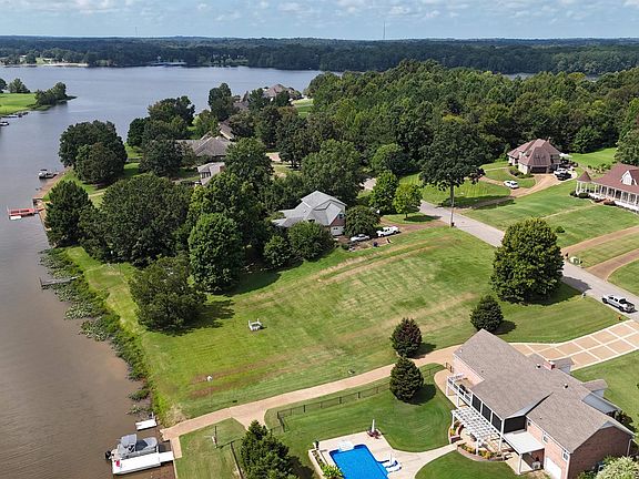 2nd image of 423 Lakeshore Dr