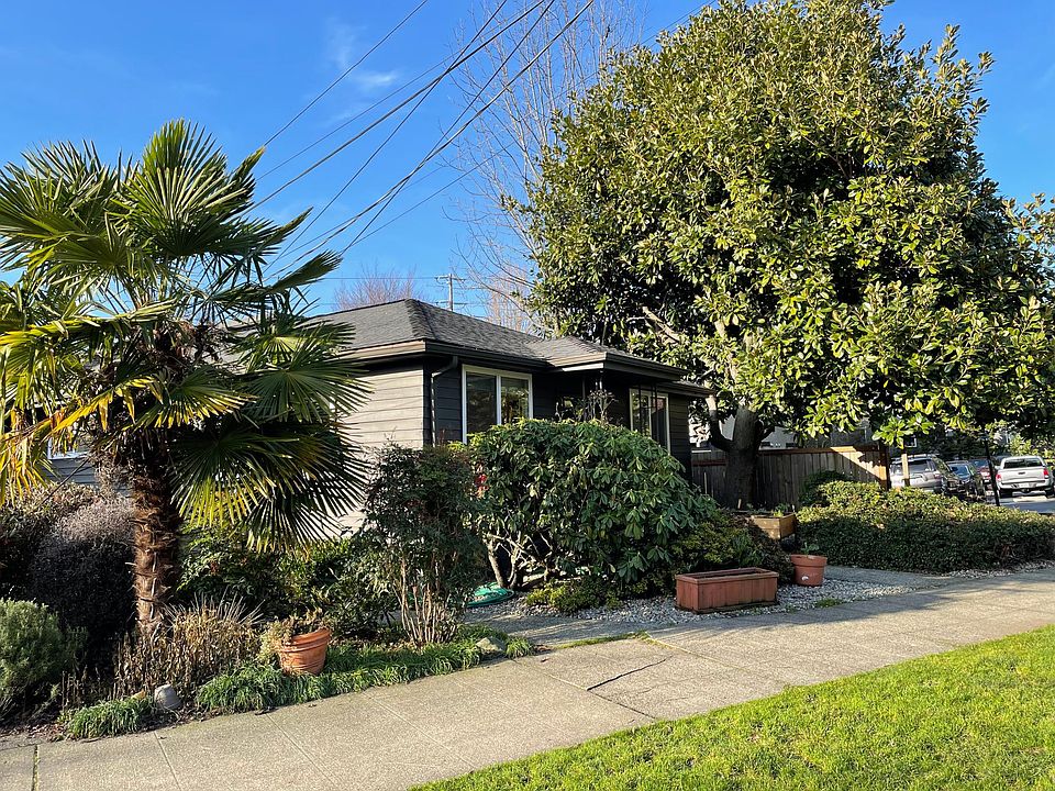 Exterior of this three-unit building located on Minor Ave. E. in the beautiful Eastlake neighborhood.