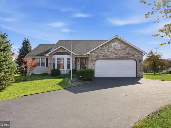 400 Bramblewood Dr, Douglassville, PA 19518
