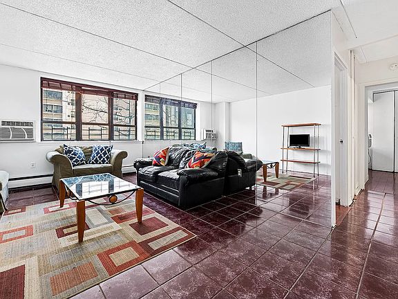 4th image of 220 Manhattan Ave APT 1P