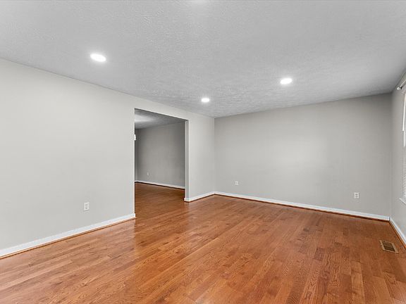 5th image of 3513 Castlebury Dr