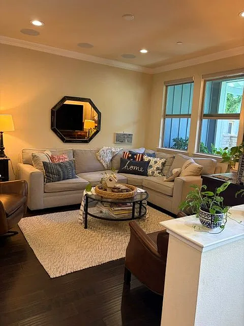 3 bed, 2.5 bath, 1696 sqft, $4,350 — Photo 3