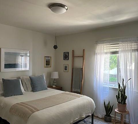 3rd image of 1047 Ocean Park Blvd APT C