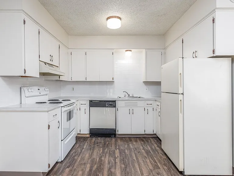 Kathy-Ann Apartments — Photo 44