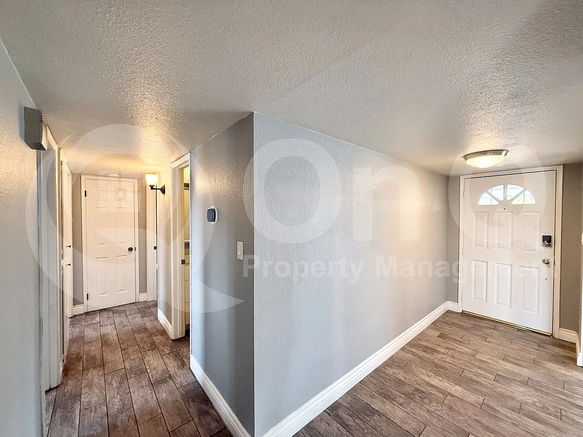 3 bed, 2.0 bath, 1426 sqft, $3,300 — Photo 3