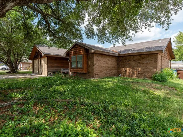 1009 Bowie St, Lockhart, TX 78644