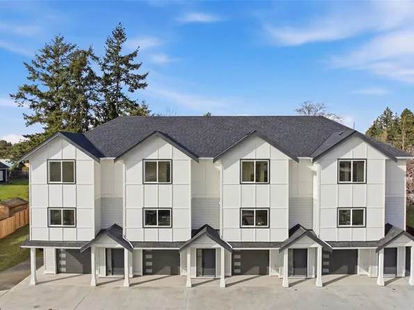 621 Broadway St #2, Saanich, BC V8Z 2G5