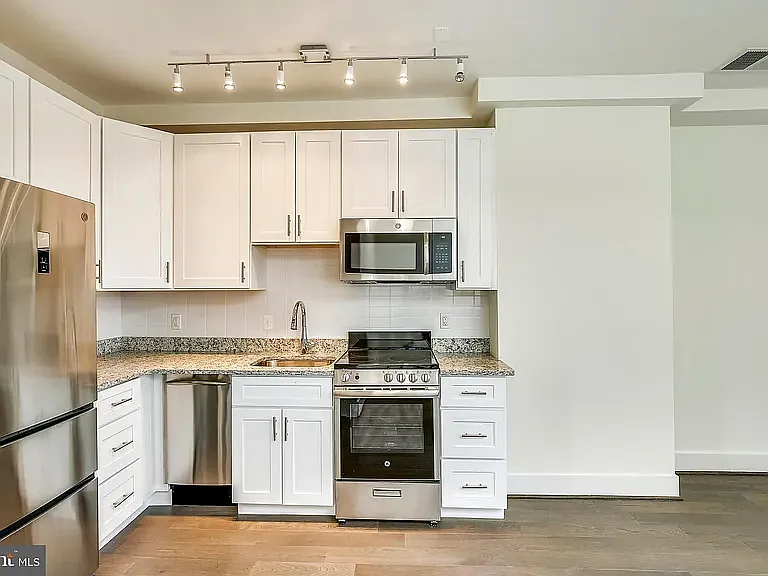 2 bed, 850 sqft, $3,690 — Photo 4