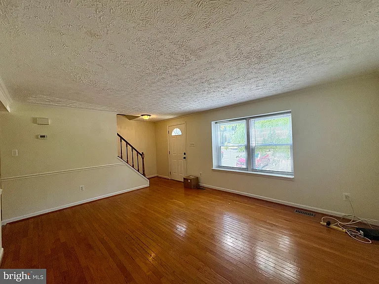 8112 Parkdale Ct — Photo 6
