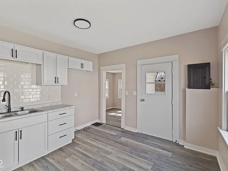 320 Lockerbie St — Photo 15