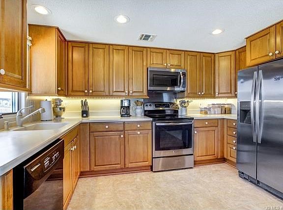2nd image of 15 W Old Whaling Ln