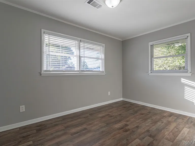 221 Moncrief St — Photo 14