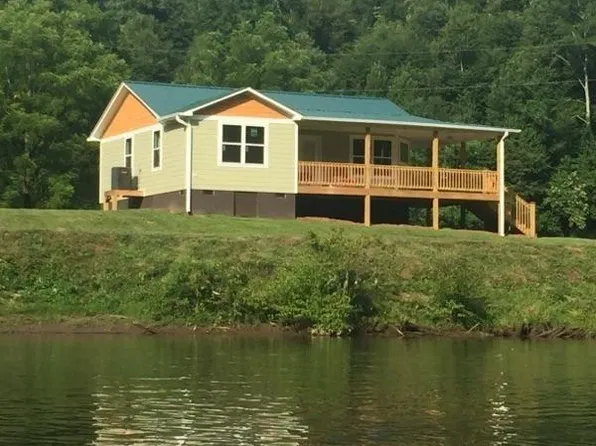 992 Hornet Dr, Whittier, NC 28789