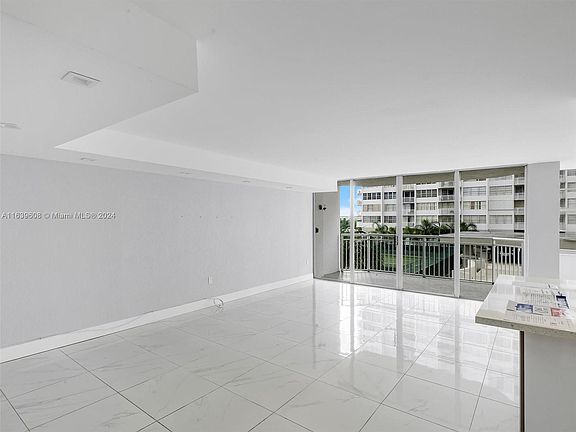 3rd image of 18051 Biscayne Blvd #3011