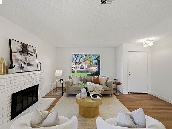 4th image of 1686 Rhododendron Dr