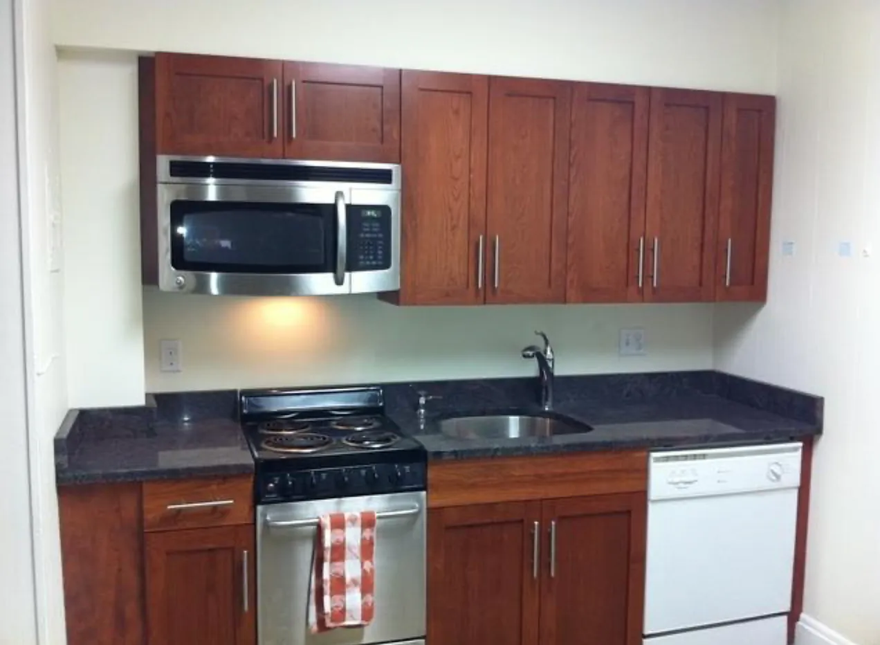 3 bed, 785 sqft, $4,050 — Photo 2