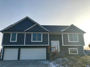 642 SW Gateway Ct, Grain Valley, MO 64029