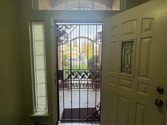5th image of 876 Royal Dr