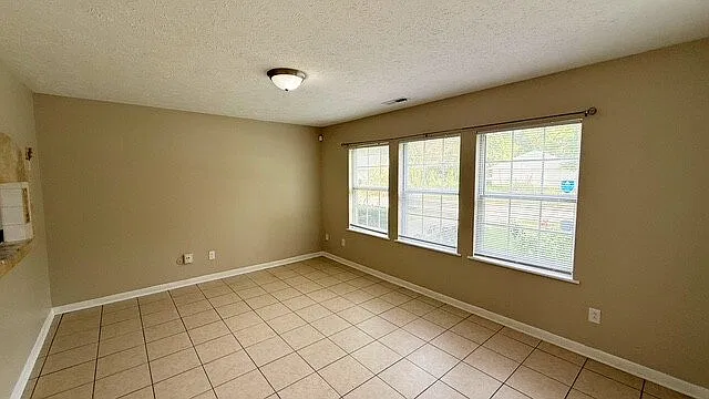 3 bed, 1.5 bath, 1328 sqft, $1,625 — Photo 4