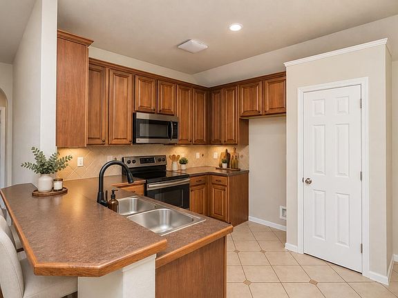 4th image of 607 N 8th St