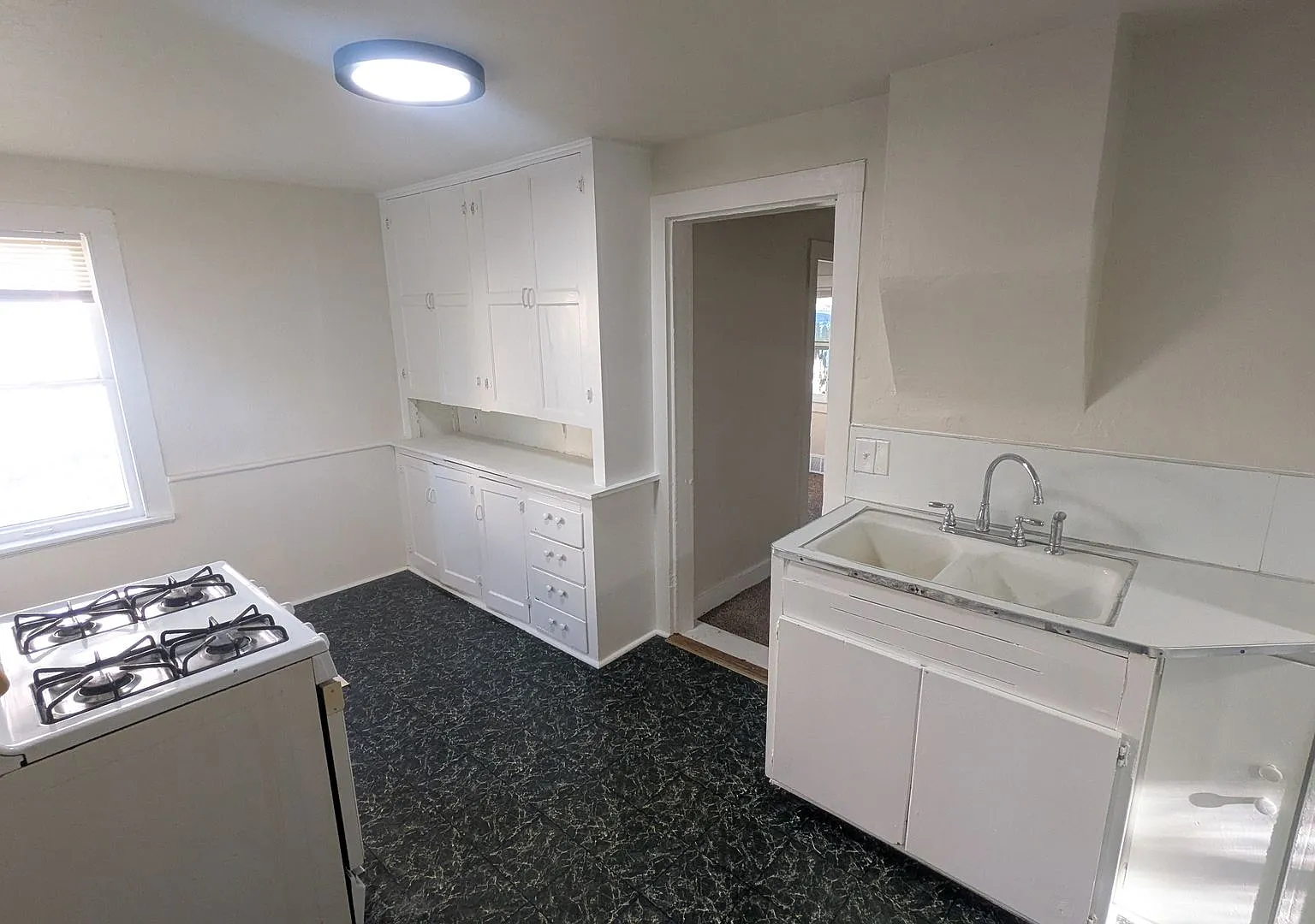 1237 E Walnut St — Photo 4