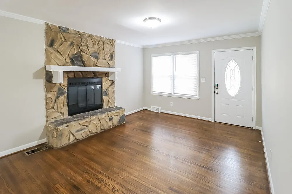 3 bed, 1.0 bath, 1036 sqft, $1,270 — Photo 4