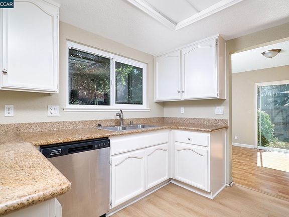 4th image of 120 Persimmon Dr