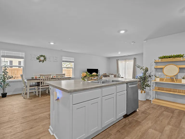 402 Folkstone Rd — Photo 7