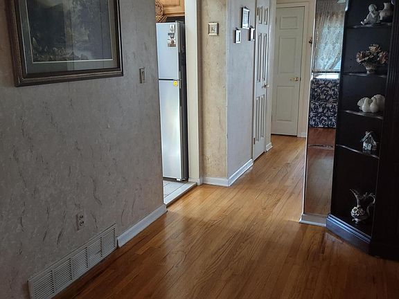 5th image of 364 Armstrong Ave