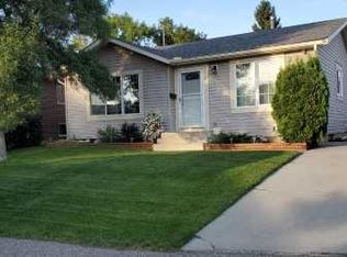 24 W Huntstrom Rd NE, Calgary, AB T2K 5W3