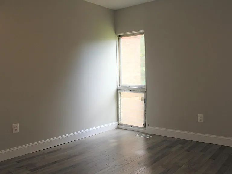218 Centre Ave — Photo 10